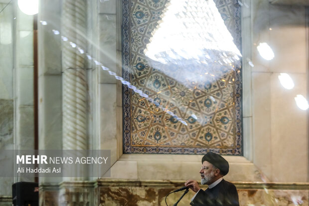 حجت الاسلام سید ابراهیم رئیسی رئیس جمهور در حال سخنرانی در مراسم سی و سومین سالگرد ارتحال بنیانگذار انقلاب اسلامی در حرم امام خمینی (ره) است