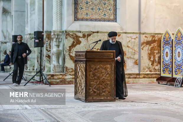 حجت الاسلام سید ابراهیم رئیسی رئیس جمهور 
 در مراسم سی و سومین سالگرد ارتحال بنیانگذار انقلاب اسلامی در حرم امام خمینی (ره) حضور دارد