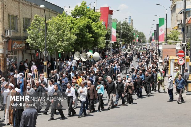 تصویر روز... دسته عزاداری ارتحال امام خمینی در زنجان