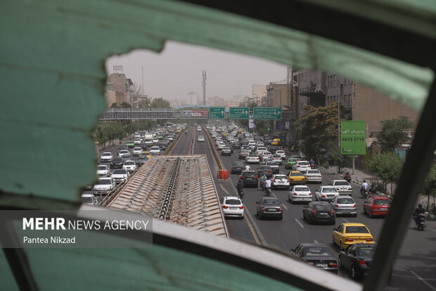 هوای تهران با افزایش بی سابقه میزان گرد و غبار آلوده شد و برای گروه‌های حساس جامعه در وضعیت ناسالم قرار گرفت