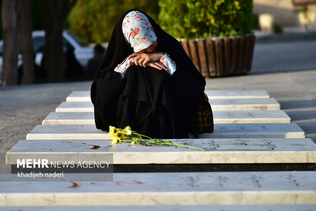 مراسم سالگرد ارتحال امام (ره) در گلستان شهدای اصفهان