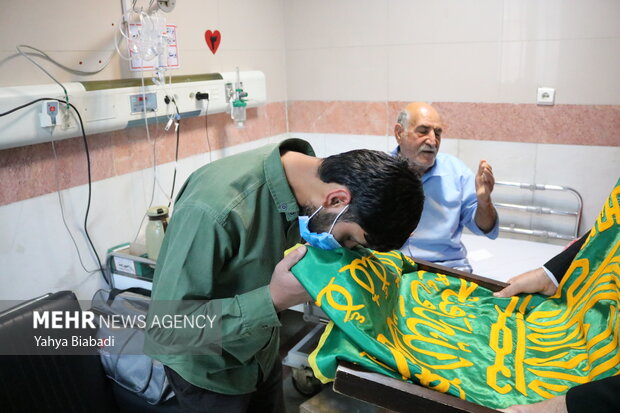 حضور خادمان حرم رضوی در بیمارستان قلب کرمانشاه