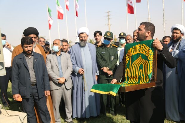 پرچم رضوی در میدان ورودی شهر خورموج برافراشته شد