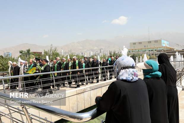 نصب  و اهتزاز پرچم حرم رضوی در برج میلاد تهران