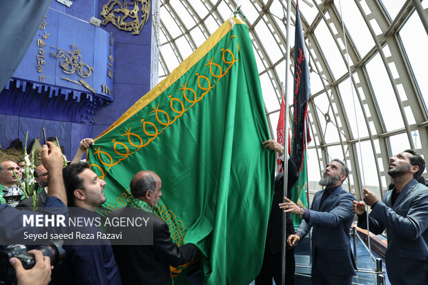 نصب  و اهتزاز پرچم حرم رضوی در برج میلاد تهران
