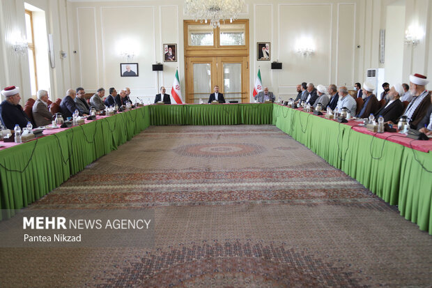 حسین امیر عبدالهیان وزیر امور خارجه ایران بعد ظهر یکشنبه با گروه‌های فلسطینی شرکت کننده در مراسم سالگرد ارتحال امام خمینی (ره) در محل این وزراتخانه دیدار و گفتگو کرد