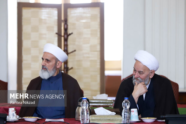 حسین امیر عبدالهیان وزیر امور خارجه ایران بعد ظهر یکشنبه با گروه‌های فلسطینی شرکت کننده در مراسم سالگرد ارتحال امام خمینی (ره) در محل این وزراتخانه دیدار و گفتگو کرد