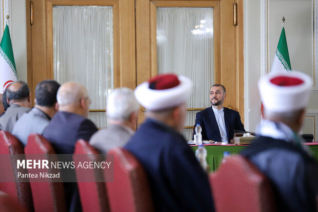 حسین امیر عبدالهیان وزیر امور خارجه ایران در نشست دیدار و گفتگو با گروه‌های فلسطینی شرکت کننده در مراسم سالگرد ارتحال امام خمینی (ره) حضور دارد