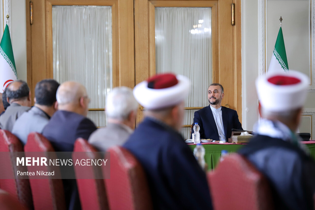 نشست وزیر امورخارجه با فلسطینی های حاضر در مراسم ارتحال امام (ره)