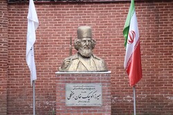 مجسمه یادبود میرزا کوچک در مرکز شهر رشت نماد غیرت است