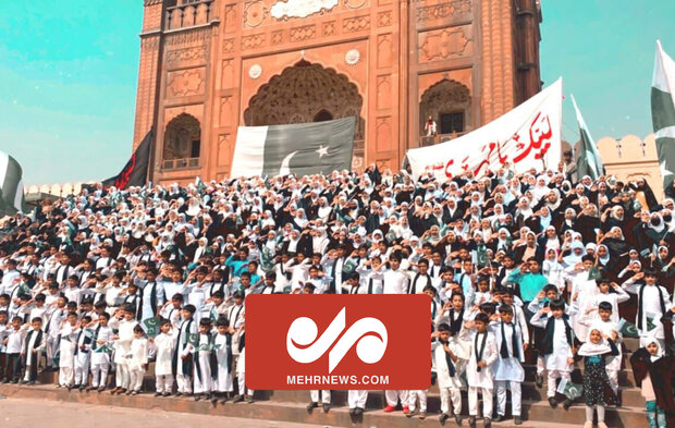 Video: Pakistan students chant 'Hello Commander' anthem