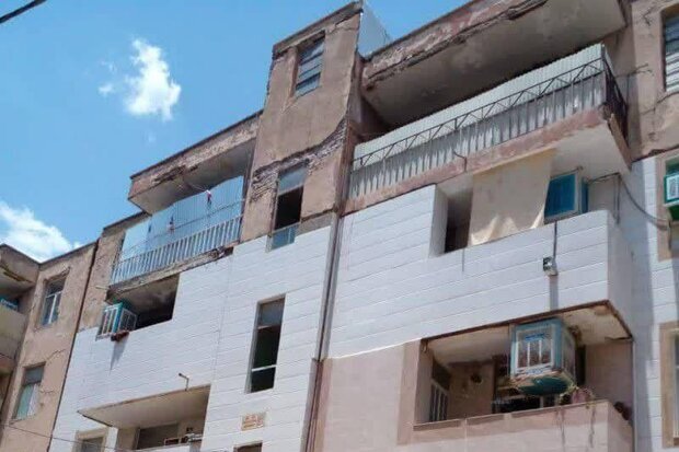 خطر ساختمان‌های نیم قرنی در پرترددترین میدان شهر خرم‌آباد