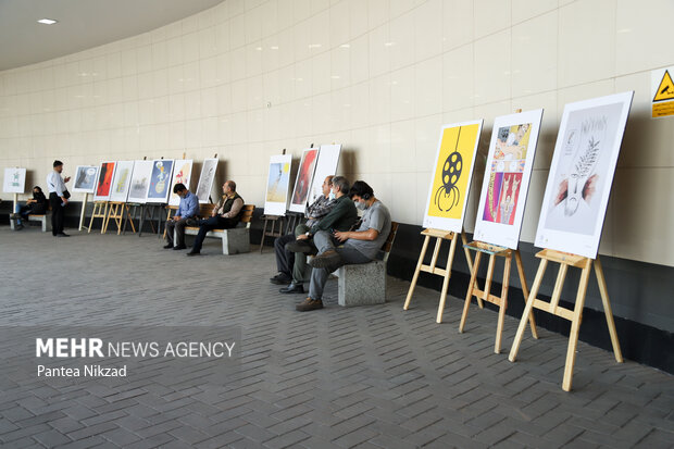 نمایشگاه کاریکاتور کن از نمای نزدیک عصر دوشنبه در ایوان انتظار میدان ولیعصر(عج)  افتتاح شد