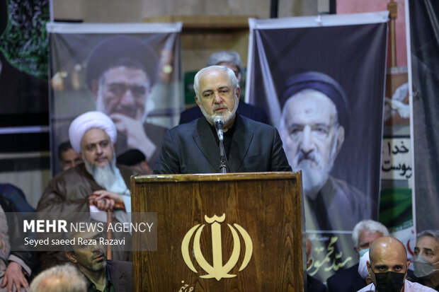  دکتر محمد جواد ظریف در حال سخنرانی در مراسم وداع با پیکر حجت الاسلام و المسلمین سیدمحمود دعایی است