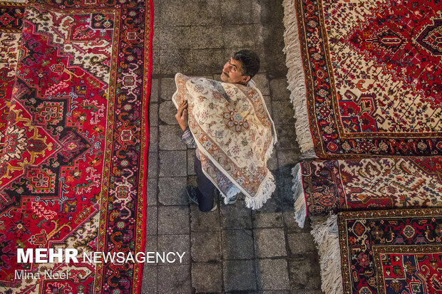 فرش تبریزطلایه دارصادرات/چالش فرش بانمایشگاه هایی که حرفه ای نیست