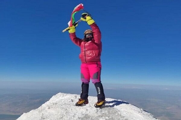 İranlı dağcı kadın Türkiye'de Ağrı Dağı'nın zirvesine çıktı İranlı dağcı kadın Türkiye'de Ağrı Dağı'nın zirvesine çıktı