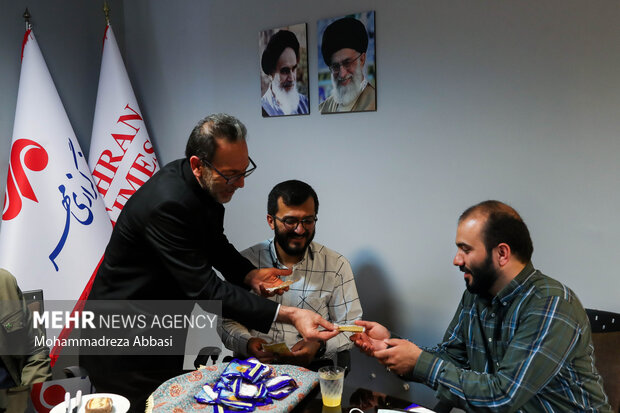 صبح سه‌شنبه ۱۷ خرداد ۱۴۰۱ و همزمان با دهه کرامت اعضای کاروان معنوی «زیر سایه خورشید» حامل پرچم متبرک بارگاه منور رضوی در خبرگزاری مهر حضور پیدا کردند