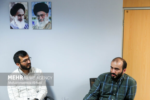 محمد شجاییان مدیر گروه رسانه ای مهر در حال گفتگو با اعضای  کاروان معنوی «زیر سایه خورشید» است