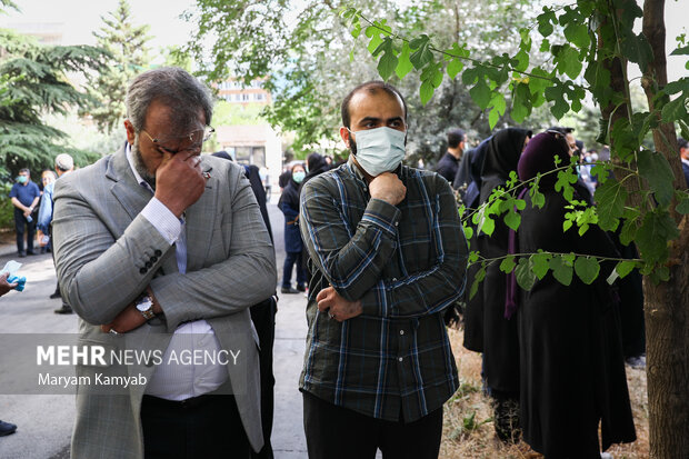 محمد شجاعیان مدیر مسئول گروه رسانه ای مهر در مراسم تشییع پیکر مرحوم حجت الاسلام سید محمود دعایی حضور دارد