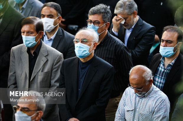 علی اکبر صالحی رئیس سابق سازمان انرژی اتمی در مراسم تشییع پیکر مرحوم حجت الاسلام سید محمود دعایی حضور دارد