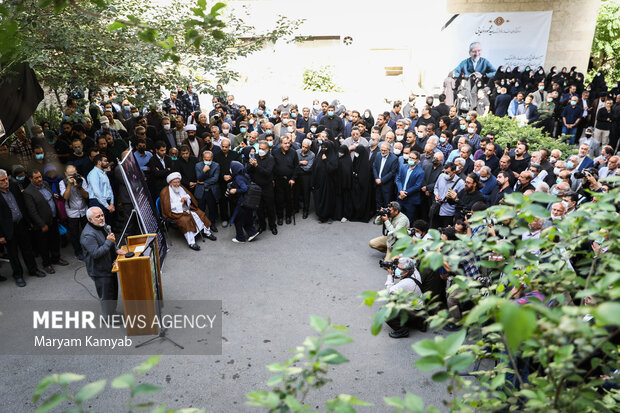 محمدجواد ظریف وزیر امور خارجه سابق  در مراسم تشییع پیکر مرحوم حجت الاسلام سید محمود دعایی در حال سخنرانی است