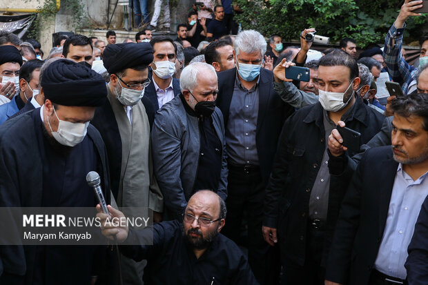 حجت الاسلام سید حسن خمینی در حال اقامه نماز بر پیکر مرحوم حجت الاسلام سید محمود دعایی توسط حجت الاسلام سید حسن خمینی اقامه شد 