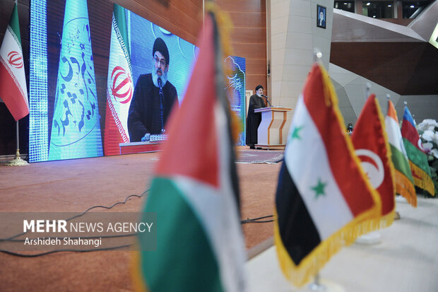 سیدهاشم الحیدری دبیر کل جنبش عراق در حال سخنرانی در سومین اجلاس بین المللی مهدویت است