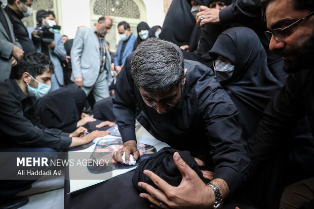 فرزندان و خانواده حجت الاسلام سید محمود دعایی در مراسم خاکسپاری پدرشان در حرم امام خمینی (ره) حضور دارند