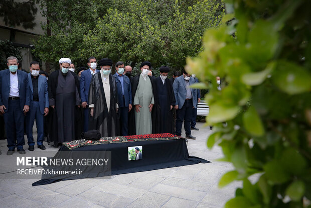 اقامه نماز رهبرمعظم انقلاب بر پیکر حجت‌‌‌الاسلام دعائی