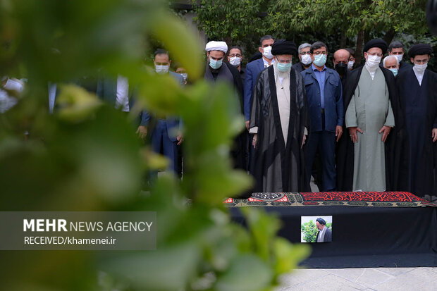 اقامه نماز رهبرمعظم انقلاب بر پیکر حجت‌‌‌الاسلام دعائی