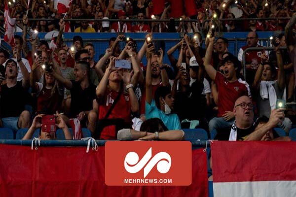 موج مکزیکی با تلفن همراه در بازی دانمارک و اتریش
