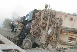 خروج قطار از ریل برق روستای کناوند زنجان را قطع کرد