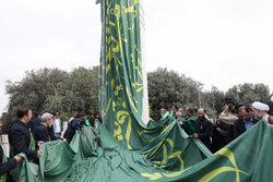 اهتزاز پرچم رضوی در ورودی ورامین
