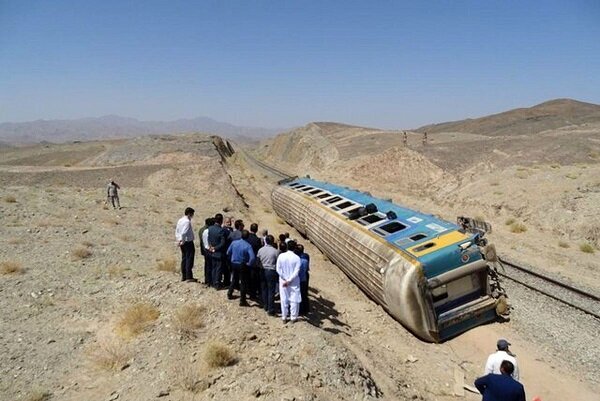 خروج قطار مشهد به یزد از ریل/ ۱۰ کشته تاکنون/ برخورد با بیل مکانیکی علت حادثه