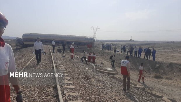 پایان امداد رسانی به مصدومان قطار مشهد-یزد و آغاز ریل گذاری مسیر
