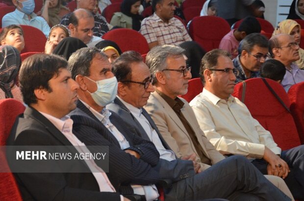 هنرمند متعهد انسان را از غم دور می کند