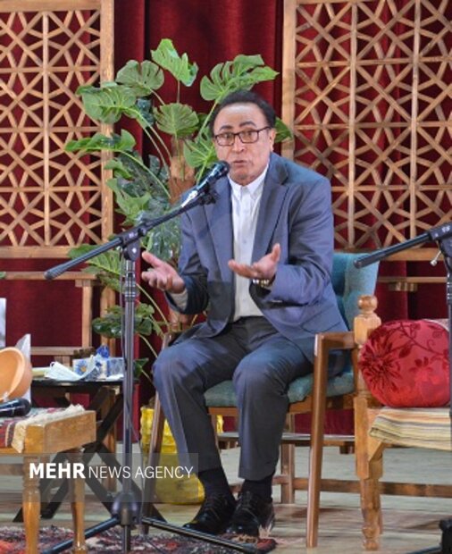 هنرمند متعهد انسان را از غم دور می کند