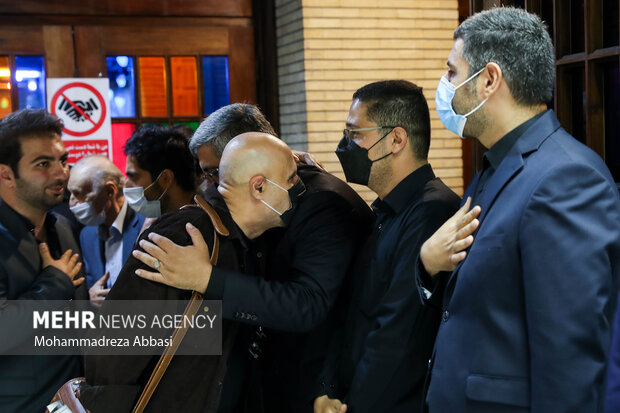 سهیل محمودی شاعر در مراسم ترحیم مرحوم حجت‌الاسلام سید محمود دعایی در مسجد نور تهران حضور دارد