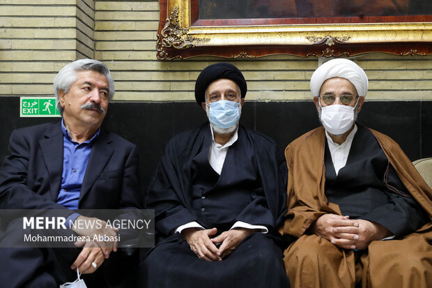 حجت الاسلام هادی خامنه ای در مراسم ترحیم مرحوم حجتالاسلام سید محمود دعایی در مسجد نور تهران حضور دارد