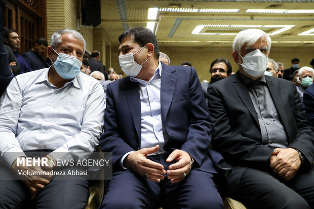 محسن هاشمی رفسنجانی و محمد مخبر معاون اول رئیس جمهور در حال گفتگو با یکدیگر در مراسم ترحیم حجتالاسلام سید محمود دعایی هستند
