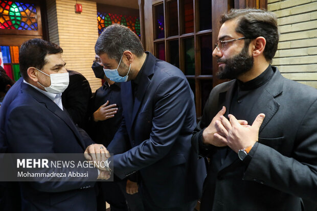 محمد مخبر معاون اول رئیس جمهور در حال ورود به مراسم ترحیم حجت‌الاسلام سید محمود دعایی است