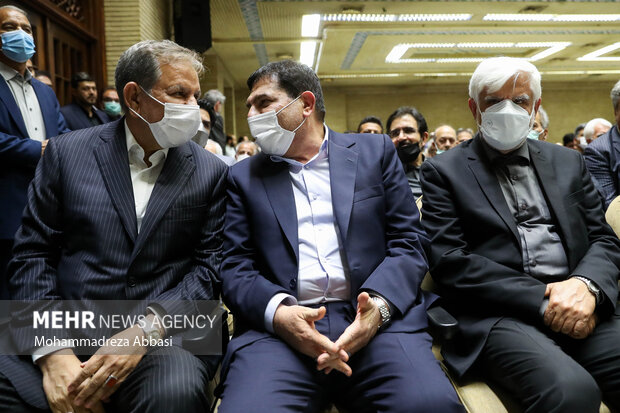 اسحاق جهانگیری معاون اول پیشین رئیس جمهور ، محمد مخبر معاون اول رئیس جمهور و محمد عارف در مراسم ترحیم مرحوم حجتالاسلام سید محمود دعایی در مسجد نور تهران حضور دارند