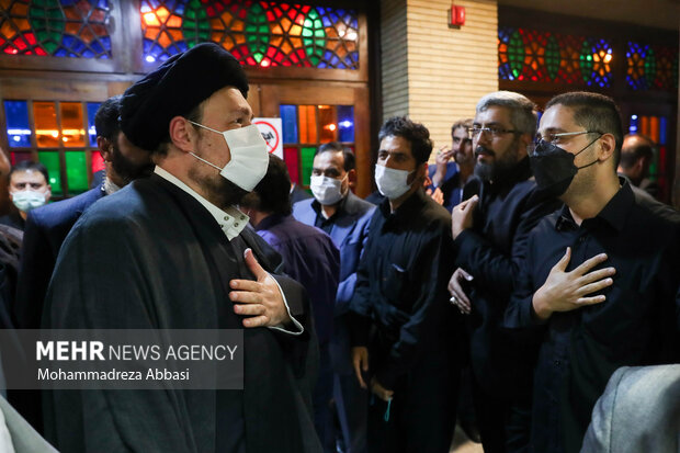 حجت الاسلام سید حسن خمینی در حال ورود به مراسم ترحیم حجت‌الاسلام سید محمود دعایی در مسجد نور تهران است
