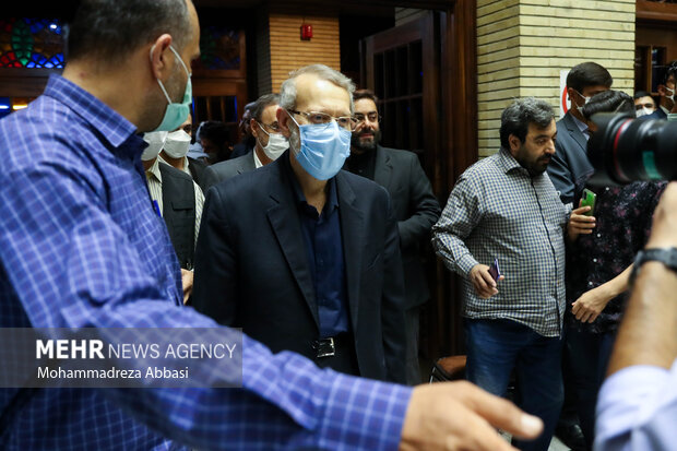 علی لاریجانی عضو مجمع تشخیص مصلحت نظام در حال ورود به مراسم ترحیم حجتالاسلام سید محمود دعایی در مسجد نور تهران است