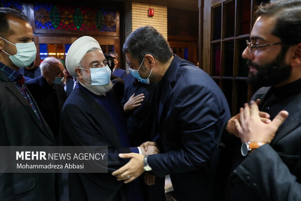 حجت الاسلام حسن روحانی رئیس دولت دوازدهم
در حال ورود به مراسم ترحیم حجتالاسلام سید محمود دعایی است