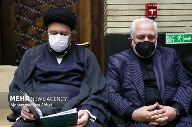 حجت الاسلام سید حسن خمینی و محمد جواد ظریف در مراسم ترحیم مرحوم حجتالاسلام سید محمود دعایی در مسجد نور تهران حضور دارند
