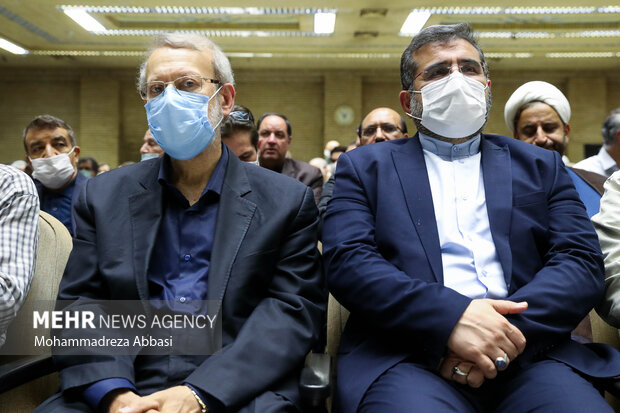 علی لاریجانی و محمد مهدی اسماعیلی وزیر فرهنگ و ارشاد اسلامی در مراسم ترحیم حجتالاسلام سید محمود دعایی حضور دارند