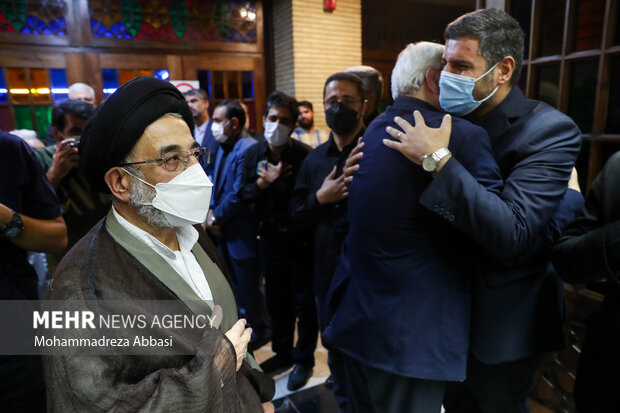 حجت الاسلام موسوی لاری در مراسم ترحیم حجت‌الاسلام سید محمود دعایی در مسجد نور تهران حضور دارد