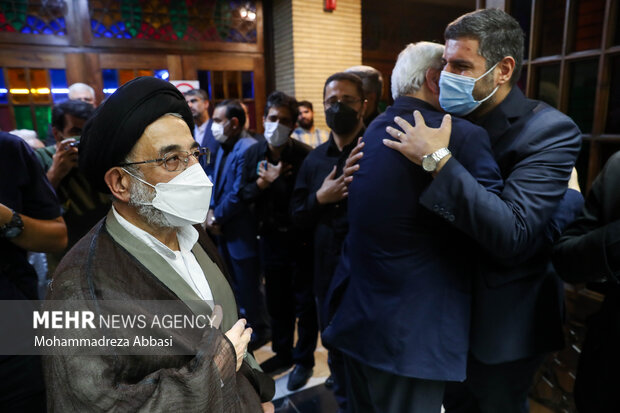 حجت الاسلام موسوی لاری در مراسم ترحیم حجتالاسلام سید محمود دعایی در مسجد نور تهران حضور دارد