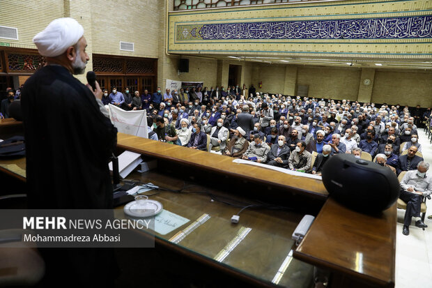 حجت الاسلام ناصر نقویان در حال سخنرانی در مراسم ترحیم حجتالاسلام سید محمود دعایی است